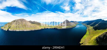 Panoramablick aus der Vogelperspektive auf die Berge auf Vidoy Island mit Blick auf den blauen Atlantischen Ozean, Bordoy Island und die Färöer Inseln Stockfoto