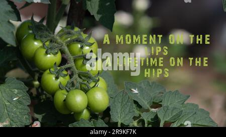 Ein Moment auf den Lippen, ein Leben auf den Hüften. Frisches Obst und Gemüse Stockfoto