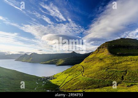 Blick aus dem hohen Winkel auf die Bergstraße, die zum Küstendorf Funningur, Eysturoy Island, Färöer Inseln führt Stockfoto