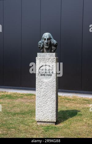 Eine Büste von Nicolaus Copernicus, einem Mathematiker und Astronomen aus der polnischen Renaissance, der das heliozentrische Modell des Universums entwickelte, mit Sun, Stockfoto