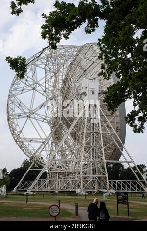 Ein Blick auf das riesige 76 Meter große Lovell-Radioteleskop an der Jodrell Bank auf der Cheshire Plain, das Radiowellen aus astronomischen Quellen erkennt Stockfoto