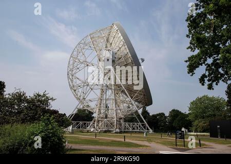 Ein Blick auf das riesige 76 Meter große Lovell-Radioteleskop an der Jodrell Bank auf der Cheshire Plain, das Radiowellen aus astronomischen Quellen erkennt Stockfoto