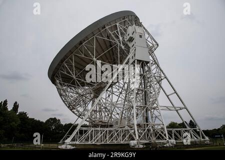 Profilansicht des riesigen 76-Meter-Schüssel-Lovell-Radioteleskops in der Jodrell Bank in Cheshire, das Radiowellen aus astronomischen Quellen erkennt Stockfoto