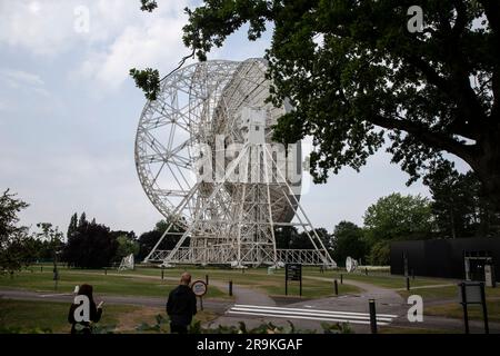 Ein Blick auf das riesige 76 Meter große Lovell-Radioteleskop an der Jodrell Bank auf der Cheshire Plain, das Radiowellen aus astronomischen Quellen erkennt Stockfoto