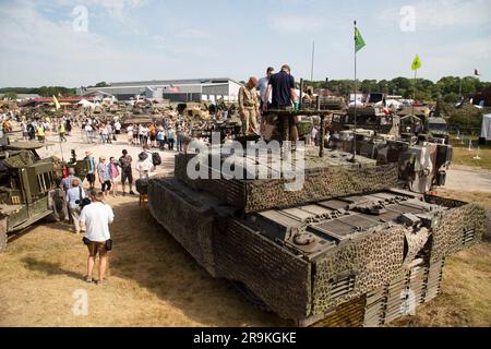 Blick auf die Menschenmassen und den Challenger 2 TES „Megatron“, Hauptkampfpanzer beim Tankfeast 23. Bovington Panzermuseum UK. Stockfoto