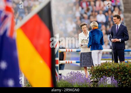 Aachen, Deutschland. 27. Juni 2023. Reitsport, Springen, CHIO, Eröffnungszeremonie: Prinzessin Anne erhält das Silberne Pferd von Reiter Ingrid Klimke, rechts steht Hendrik Wüst (CDU), Ministerpräsident von Nordrhein-Westfalen. Die Schwester von König Karl ist eine große Reitexpertin und war 1971 Europameisterin bei der Veranstaltung. Kredit: Rolf Vennenbernd/dpa/Alamy Live News Stockfoto