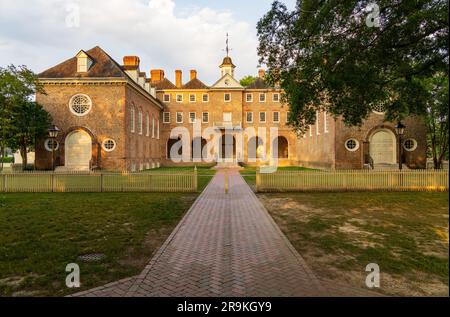 Rückblick auf das Wren-Gebäude am William and Mary College in Williamsburg, Virginia Stockfoto