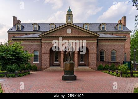 Statue von James Monroe vor Tucker Hall am William and Mary College in Williamsburg, Virginia Stockfoto