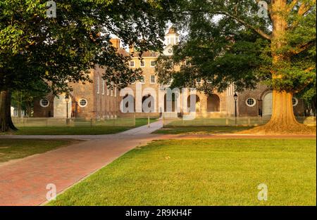 Rückblick auf das Wren-Gebäude am William and Mary College in Williamsburg, Virginia Stockfoto