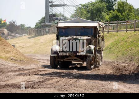 Deutsche Armee SD.Kfz. 7 8 Tonnen Prime Mover Halbketten-Artillerietraktor Abschleppen und 8,8 cm Flak Gun, Tankfest 23, Bovington, Großbritannien Stockfoto