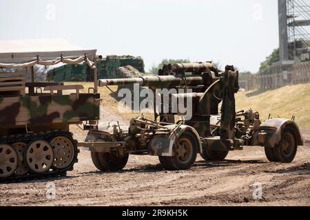 Deutsche Armee SD.Kfz. 7 8 Tonnen Prime Mover Halbketten-Artillerietraktor Abschleppen und 8,8 cm Flak Gun, Tankfest 23, Bovington, Großbritannien Stockfoto