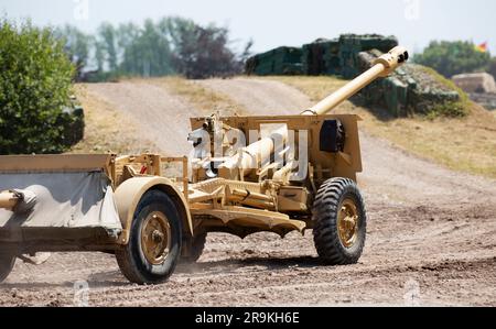 25-Pfünder-Kanone und Haubitzer, die während des Zweiten Weltkriegs verwendet wurden. Tankfest 23, Bovington, Großbritannien Stockfoto