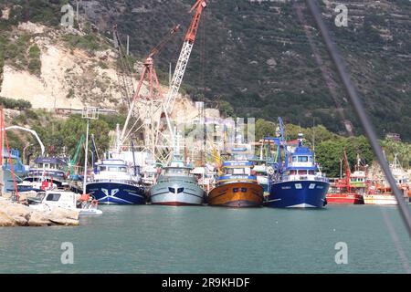 Hatay, Türkei - 24. Juni 2023 : Selektive Ausrichtung auf Schiffe, die im Hafen von Cevlik in Samandag-Hatay festgemacht sind. Stockfoto