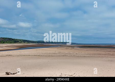 Der freiliegende Sandstrand bei Ebbe an der Mündung des Flusses North Esk am nördlichen Punkt von Montrose Beach, gegenüber von St. Cyrus. Stockfoto