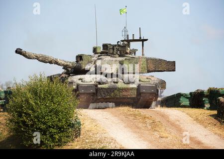 Challenger 2 TES „Megatron“, das Referenzfahrzeug British Theatre Entry Standard, das 2023 mit einem Mobile Camouflage System (MCS) ausgestattet wurde. Bovington UK. Stockfoto