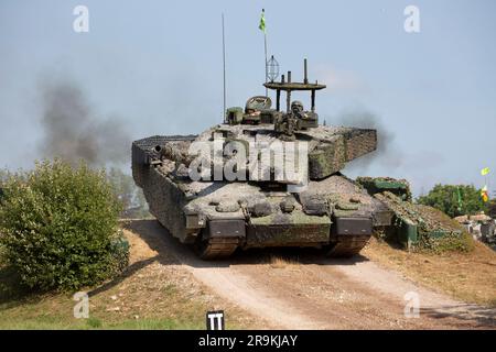 Challenger 2 TES „Megatron“, das Referenzfahrzeug British Theatre Entry Standard, das 2023 mit einem Mobile Camouflage System (MCS) ausgestattet wurde. Bovington UK. Stockfoto