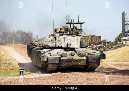 Challenger 2 TES „Megatron“, das Referenzfahrzeug British Theatre Entry Standard, das 2023 mit einem Mobile Camouflage System (MCS) ausgestattet wurde. Bovington UK. Stockfoto