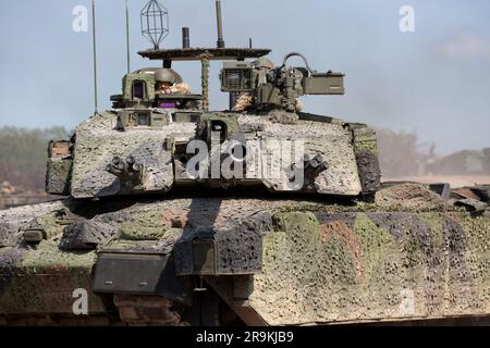 Challenger 2 TES „Megatron“, das Referenzfahrzeug British Theatre Entry Standard, das 2023 mit einem Mobile Camouflage System (MCS) ausgestattet wurde. Bovington UK. Stockfoto