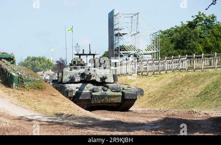 Challenger 2 TES „Megatron“, das Referenzfahrzeug British Theatre Entry Standard, das 2023 mit einem Mobile Camouflage System (MCS) ausgestattet wurde. Bovington UK. Stockfoto