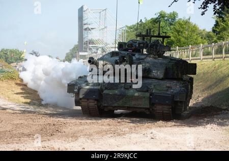 Challenger 2 TES „Megatron“, das Referenzfahrzeug British Theatre Entry Standard, das 2023 mit einem Mobile Camouflage System (MCS) ausgestattet wurde. Bovington UK. Stockfoto