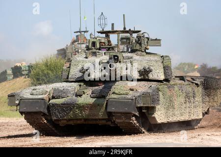 Challenger 2 TES „Megatron“, das Referenzfahrzeug British Theatre Entry Standard, das 2023 mit einem Mobile Camouflage System (MCS) ausgestattet wurde. Bovington UK. Stockfoto