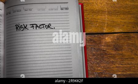 Risikofaktor, Handschriftertext auf der Büro-Agenda. Kopierbereich. Stockfoto