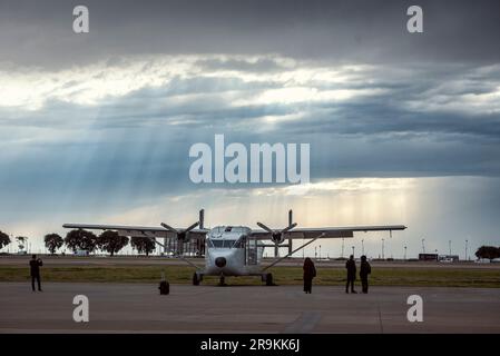 Der kurze Skyvan, früher PA-51 der argentinischen Marinepräfektur (PNA), Landete diesen Samstag nach fast 30 Jahren außerhalb des Landes im Aeroparque Jorge Newbery. Es war der letzte Ort, an dem die zwölf von der Kirche des Heiligen Kreuzes entführten Menschen lebten, bevor die Unterdrücker sie während der argentinischen Militärdiktatur in die kalten Gewässer der argentinischen See warfen. Das argentinische Justizsystem bestätigte, dass es das Flugzeug ist, mit dem die Marine im Dezember 1977 drei Mütter der Plaza de Mayo und die französischen Nonnen ins Meer geworfen hat. Der Skyvan wird nach verlegt Stockfoto