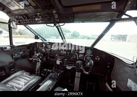 Innenansicht des kurzen Skyvan, der einst PA-51 der argentinischen Marinepräfektur (PNA) war. Es landete diesen Samstag nach fast 30 Jahren außerhalb des Landes im Aeroparque Jorge Newbery. Es war der letzte Ort, an dem die zwölf von der Kirche des Heiligen Kreuzes entführten Personen lebten, bevor die Unterdrücker sie während des argentinischen Militärs in die kalten Gewässer des argentinischen Meeres warfen bürgerdiktatur. Das argentinische Justizsystem bestätigte, dass es das Flugzeug ist, mit dem die Marine im Dezember 1977 drei Mütter der Plaza de Mayo und die französischen Nonnen ins Meer geworfen hat. Der Himmel Stockfoto