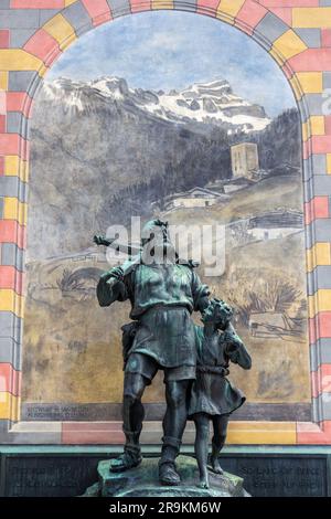 Altdorf, Schweiz - 20. April 2021: Statue von William Tell und seinem Sohn auf dem Rathausplatz in Altdorf, Schweiz. Wilhelm Tel Stockfoto