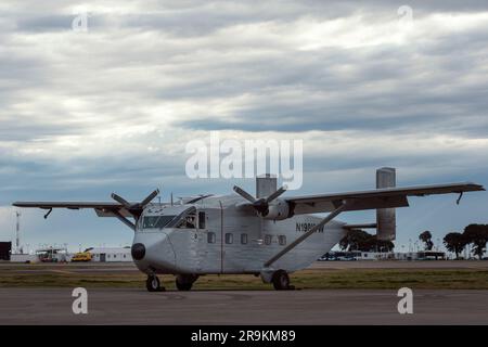 Der kurze Skyvan, früher PA-51 der argentinischen Marinepräfektur (PNA), Landete diesen Samstag nach fast 30 Jahren außerhalb des Landes im Aeroparque Jorge Newbery. Es war der letzte Ort, an dem die zwölf von der Kirche des Heiligen Kreuzes entführten Menschen lebten, bevor die Unterdrücker sie während der argentinischen Militärdiktatur in die kalten Gewässer der argentinischen See warfen. Das argentinische Justizsystem bestätigte, dass es das Flugzeug ist, mit dem die Marine im Dezember 1977 drei Mütter der Plaza de Mayo und die französischen Nonnen ins Meer geworfen hat. Der Skyvan wird nach verlegt Stockfoto