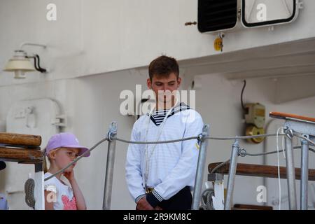 Die nicht identifizierten Matrosen, die an der Armada-Versammlung von Großschiffen auf der seine teilnehmen. Rouen . Frankreich. Stockfoto