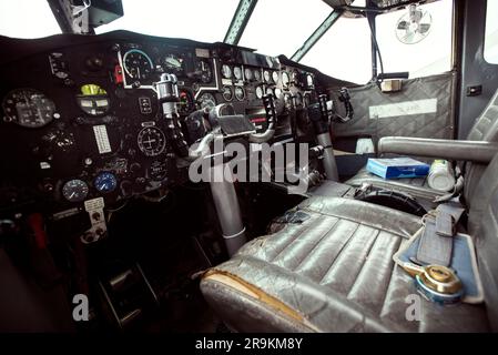 Innenansicht des kurzen Skyvan, der einst PA-51 der argentinischen Marinepräfektur (PNA) war. Es landete diesen Samstag nach fast 30 Jahren außerhalb des Landes im Aeroparque Jorge Newbery. Es war der letzte Ort, an dem die zwölf von der Kirche des Heiligen Kreuzes entführten Personen lebten, bevor die Unterdrücker sie während des argentinischen Militärs in die kalten Gewässer des argentinischen Meeres warfen bürgerdiktatur. Das argentinische Justizsystem bestätigte, dass es das Flugzeug ist, mit dem die Marine im Dezember 1977 drei Mütter der Plaza de Mayo und die französischen Nonnen ins Meer geworfen hat. Der Himmel Stockfoto