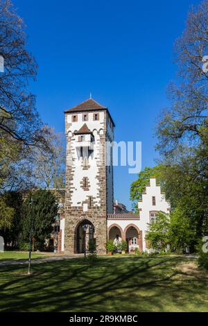 Basel, Schweiz - April 23. 2021: Antikes St. Alban-Tor in Basel, Schweiz. Eines der drei bedeutenden alten Tore der Stadt. Stockfoto