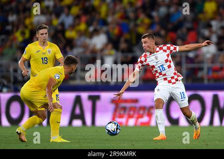 Bukarest, Rumänien. 27. Juni 2023. Gabriel Vidovic von Kroatien und Louis Munteanu von Rumänien in Aktion während 21 des Spiels der UEFA-Europameisterschaft Gruppe B zwischen Kroatien und Rumänien am 27. Juni 2023 im Steaua-Stadion in Bukarest, Rumänien. Foto: Alex Nicodim/PIXSELL Kredit: Pixsell/Alamy Live News Stockfoto