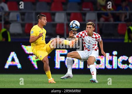 Bukarest, Rumänien. 27. Juni 2023. Valentin Ticu (Rumänien) wird am 27. Juni 2023 von Niko Sigur (Kroatien) beim UEFA-Spiel der Gruppe B der europäischen unter-21-Meisterschaft zwischen Kroatien und Rumänien im Steaua-Stadion in Bukarest, Rumänien, herausgefordert. Foto: Alex Nicodim/PIXSELL Kredit: Pixsell/Alamy Live News Stockfoto