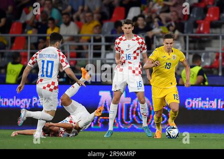 Bukarest, Rumänien. 27. Juni 2023. Gabriel Vidovic von Kroatien und Louis Munteanu von Rumänien in Aktion während 21 des Spiels der UEFA-Europameisterschaft Gruppe B zwischen Kroatien und Rumänien am 27. Juni 2023 im Steaua-Stadion in Bukarest, Rumänien. Foto: Alex Nicodim/PIXSELL Kredit: Pixsell/Alamy Live News Stockfoto