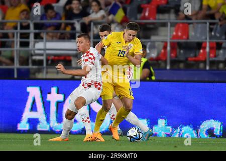 Bukarest, Rumänien. 27. Juni 2023. Gabriel Vidovic von Kroatien und Louis Munteanu von Rumänien in Aktion während 21 des Spiels der UEFA-Europameisterschaft Gruppe B zwischen Kroatien und Rumänien am 27. Juni 2023 im Steaua-Stadion in Bukarest, Rumänien. Foto: Alex Nicodim/PIXSELL Kredit: Pixsell/Alamy Live News Stockfoto
