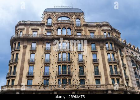 Barcelona, Spanien, 13. Juni 2023. Hotel Ohla in Barcelona. Fassade mit Keramikaugen an der Wand. Stockfoto