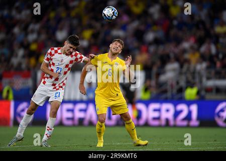 Bukarest, Rumänien. 27. Juni 2023. Veldin Hodza von Kroatien und Dragos Albu von Rumänien in Aktion während des UEFA-Spiels der Gruppe B für die europäische unter-21-Jährige zwischen Kroatien und Rumänien im Steaua-Stadion in Bukarest, Rumänien, am 27. Juni 2023. Foto: Alex Nicodim/PIXSELL Kredit: Pixsell/Alamy Live News Stockfoto