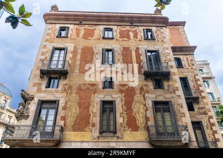 Barcelona, Spanien, 13. Juni 2023. Casa de la Seda, wunderschönes Gebäude in der Stadt Barcelona, Katalonien, Spanien. Stockfoto