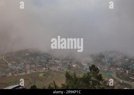 Wunderschönes, ländliches Dorf Poombarai mit Blick über die nebligen Wolken. Poombarai ist ein malerisches Dorf in den Palani Hügeln von Kodaikanal, Tamil Nadu. Stockfoto