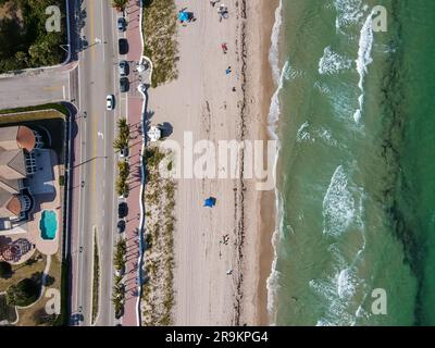 Wunderschöne Luftaufnahmen der Vororte und Gebäude von Miami - Orlando - Fort Lauderdale bei Sonnenuntergang Stockfoto