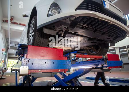 Toyota Avensis auf der Hebebühne bei der Hauptinspektion (Ludwigshafen, Deutschland, 27. Juni 2023) Stockfoto
