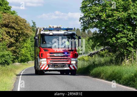 South Yorkshire Feuerwehrwagen mit blinkenden blauen Lichtern - Notruf zu einem Lauffeuer in der Nähe des Langsett Reservoir, Sheffield, Yorkshire Stockfoto