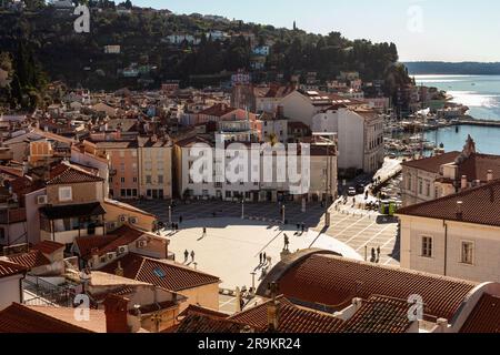 Malerischer Blick aus der Vogelperspektive auf die Stadt Piran mit dem Hauptplatz Giuseppe Tartini, antiken Gebäuden mit roten Dächern und der Adria im Südwesten Sloweniens Stockfoto