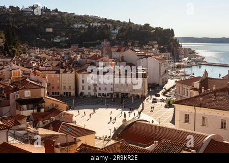 Malerischer Blick aus der Vogelperspektive auf die Stadt Piran mit dem Hauptplatz Giuseppe Tartini, antiken Gebäuden mit roten Dächern und der Adria im Südwesten Sloweniens Stockfoto