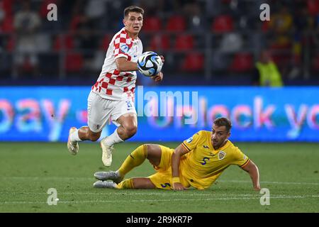 Bukarest, Rumänien. 27. Juni 2023. Jurica Prsir von Kroatien wird am 27. Juni 2023 von Mihai Lixandru (Rumänien) während des UEFA-Spiels der Gruppe B der europäischen unter-21-Meisterschaft zwischen Kroatien und Rumänien im Steaua-Stadion in Bukarest, Rumänien, herausgefordert. Foto: Eduard Vinatoru/PIXSELL Credit: Pixsell/Alamy Live News Stockfoto