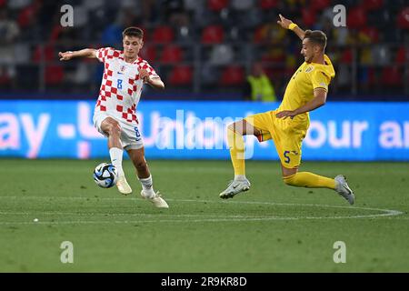 Bukarest, Rumänien. 27. Juni 2023. Jurica Prsir von Kroatien wird am 27. Juni 2023 von Mihai Lixandru (Rumänien) während des UEFA-Spiels der Gruppe B der europäischen unter-21-Meisterschaft zwischen Kroatien und Rumänien im Steaua-Stadion in Bukarest, Rumänien, herausgefordert. Foto: Eduard Vinatoru/PIXSELL Credit: Pixsell/Alamy Live News Stockfoto