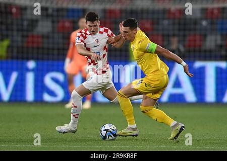 Bukarest, Rumänien. 27. Juni 2023. Martin Baturina (Kroatien) und Bogdan Racovitan (Rumänien) im Steaua-Stadion in Bukarest (Rumänien) am 27. Juni 2023 in Aktion während des UEFA-Spiels der Gruppe B der europäischen UEFA-Weltmeisterschaft unter 21 Jahren zwischen Kroatien und Rumänien. Foto: Eduard Vinatoru/PIXSELL Credit: Pixsell/Alamy Live News Stockfoto