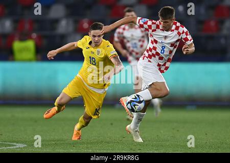 Bukarest, Rumänien. 27. Juni 2023. Jurica Prsir von Kroatien und Louis Munteanu von Rumänien während des UEFA-Spiels der Gruppe B der europäischen unter 21-Jährigen zwischen Kroatien und Rumänien im Steaua-Stadion in Bukarest, Rumänien, am 27. Juni 2023. Foto: Eduard Vinatoru/PIXSELL Credit: Pixsell/Alamy Live News Stockfoto